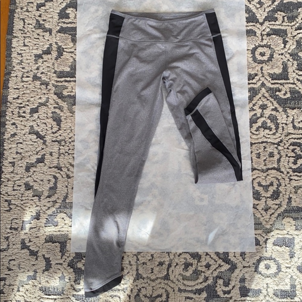 Lululemon mesh leggings in gray and black size 6/ 25’